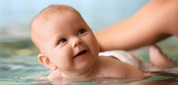 Bayi Kecil Yang Manis Dengan Ibu Kolam Renang Closeup — Stok Foto