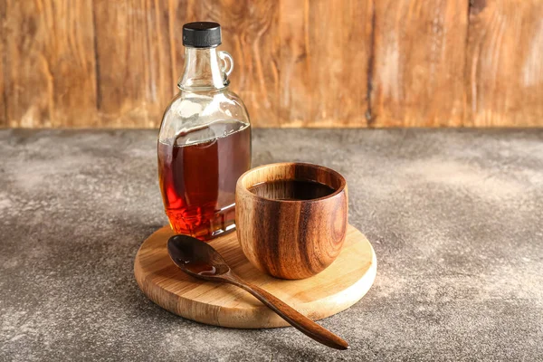 Wooden Board Bottle Bowl Maple Syrup Table — 图库照片