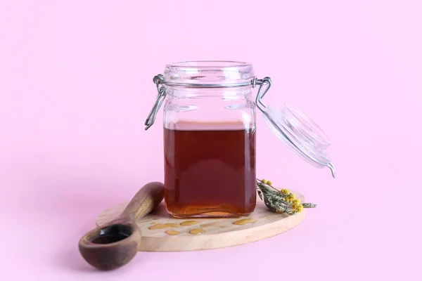 Wooden Board Jar Spoon Tasty Maple Syrup Pink Background — стоковое фото
