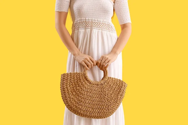 Elegant Woman Stylish Jewelry Holding Rattan Handbag Yellow Background — Stock Photo, Image