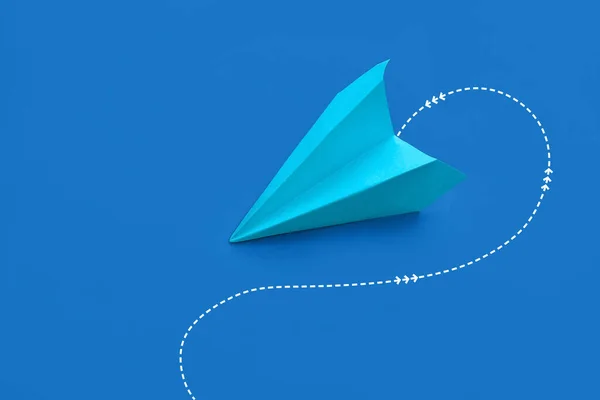 蓝色背景的纸飞机 — 图库照片