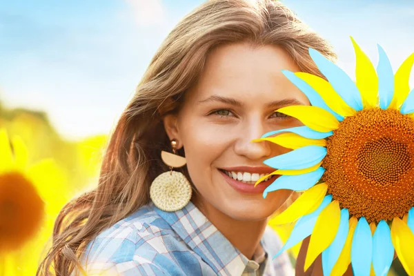 Pretty Young Woman Sunflower Colors Ukrainian Flag Field — Fotografia de Stock