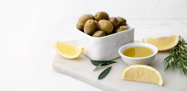 Green Olives Oil Lemon Slices White Table — Fotografia de Stock