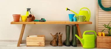 Ahırda farklı bahçe malzemeleri var.