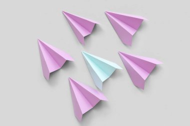 Gri arkaplanda kağıt uçaklar