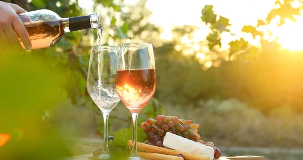 Pouring Tasty Wine Bottle Glasses Food Table Vineyard — Stock Photo, Image