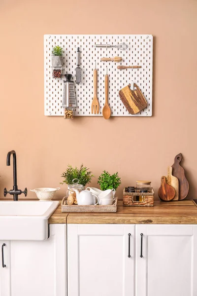 Kitchen Counters Sink Houseplants Utensils Beige Wall — Stock Photo, Image