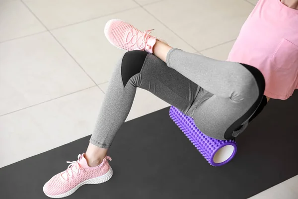 Young Woman Training Foam Roller Gym — 图库照片