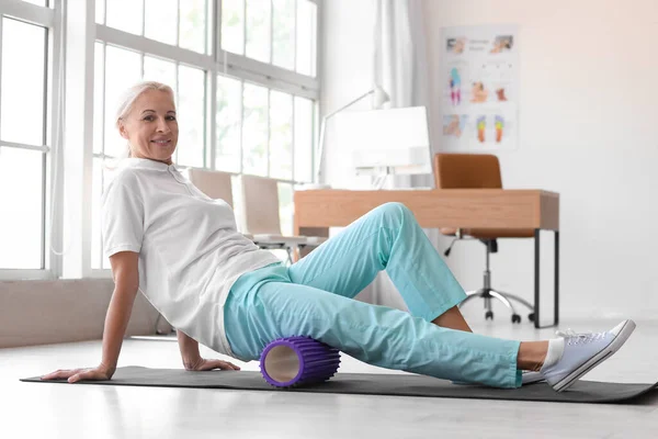 Mature Physiotherapist Training Foam Roller Rehabilitation Center — Stock Photo, Image