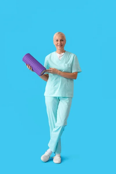 Mature Physiotherapist Foam Roller Blue Background — Stock Photo, Image