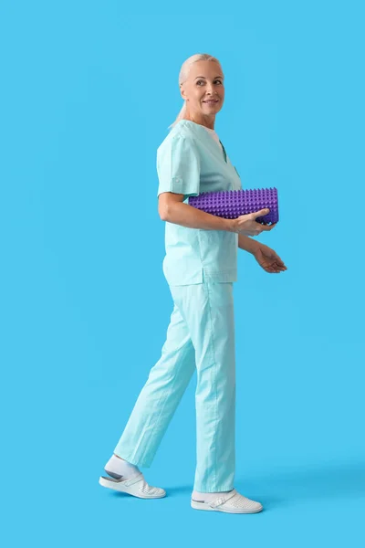 Mature Physiotherapist Foam Roller Blue Background — Stock Fotó