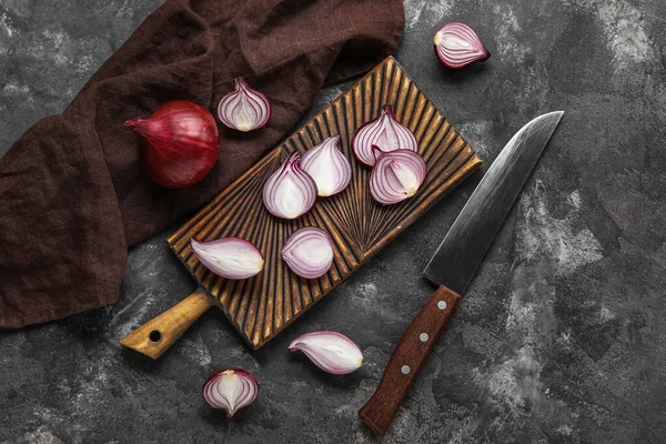 Composition Wooden Board Cut Red Onion Knife Dark Background — Stockfoto