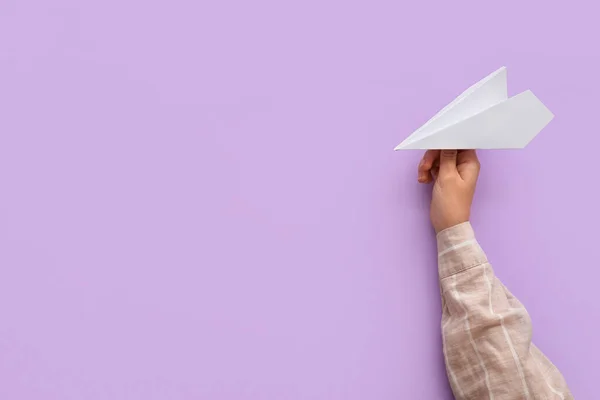 Woman White Paper Plane Lilac Background — Fotografia de Stock
