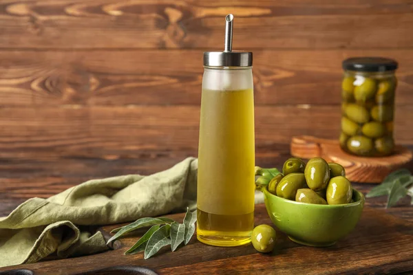 Bottle Fresh Oil Bowl Olives Wooden Background — Stockfoto
