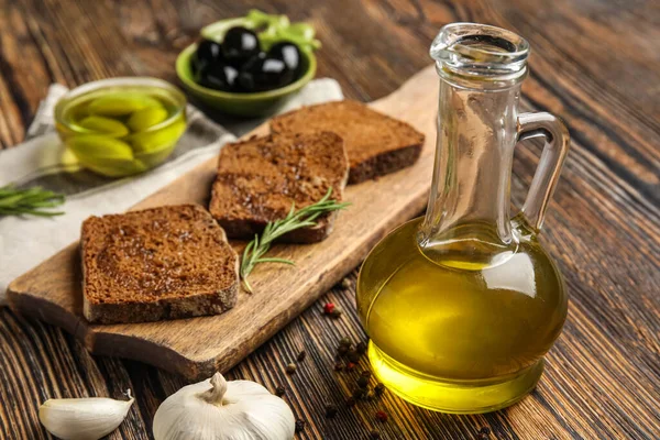 Decanter Fresh Olive Oil Bread Wooden Table Closeup — Stock Photo, Image