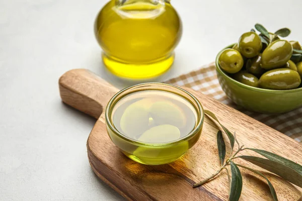 Wooden Board Bowl Oil Olives Light Background — Stok Foto