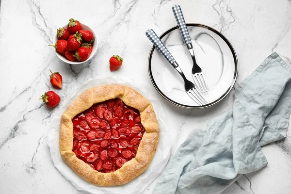 Composition Tasty Strawberry Galette Fresh Berries Plate Light Background — Stock Photo, Image