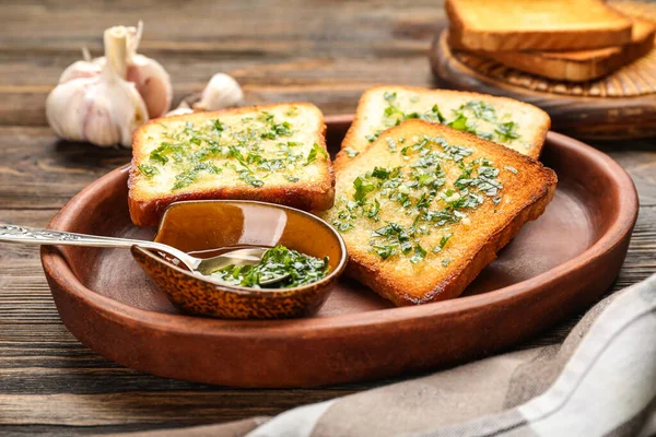 Plate Toasts Garlic Parsley Wooden Table Closeup — 스톡 사진