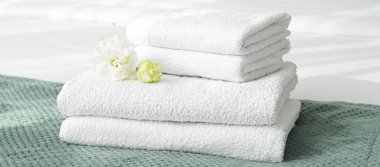 Yatakta temiz yumuşak havlu