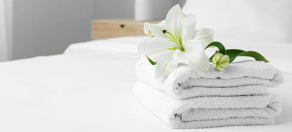 Clean Soft Towels Lily Flowers Bed — Stockfoto