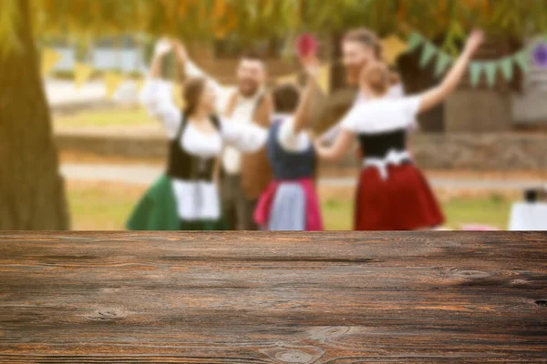 Empty Wooden Table Dancing People Celebrating Octoberfest Outdoors Mockup Design — Stock Photo, Image