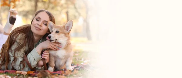 Красивая Молодая Женщина Милой Собакой Корги Осеннем Парке Баннер Дизайна — стоковое фото