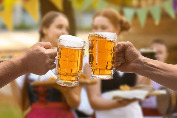 Чоловіки Які Плескають Кухлі Пивом Під Час Святкування Святкового Вечора — стокове фото