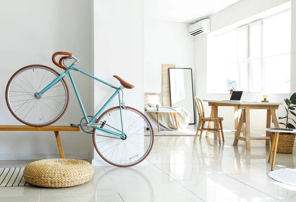 Modern Bicycle Wooden Bench Light Wall Bedroom — Stock Photo, Image