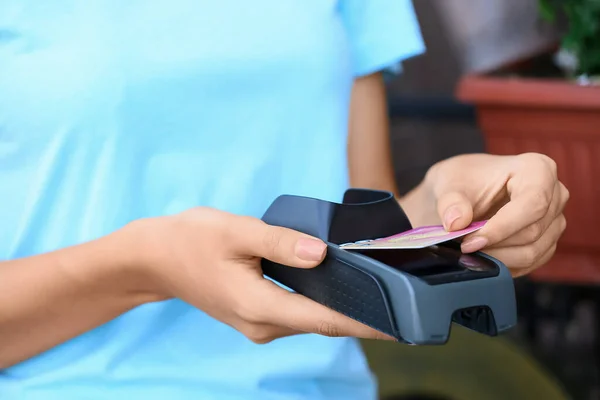 Woman Paying Credit Card Payment Terminal Cafe Closeup — Stock Photo, Image