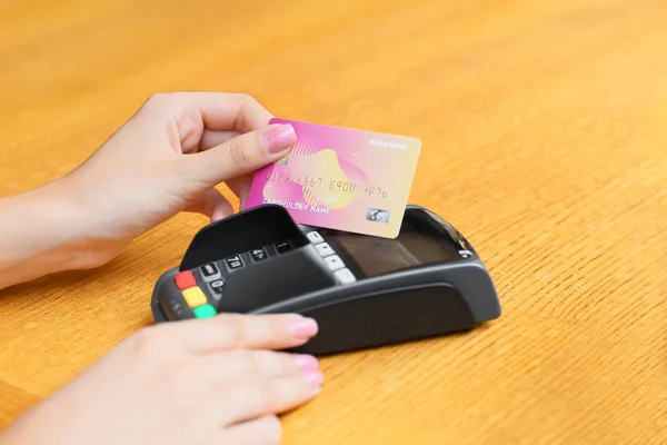 Woman Paying Credit Card Payment Terminal Table Cafe Closeup — Foto Stock