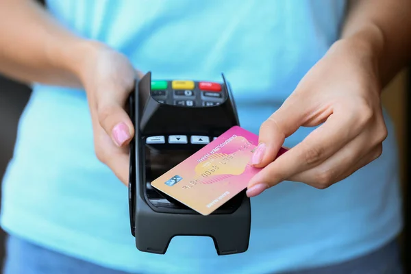 Woman Paying Credit Card Payment Terminal Cafe Closeup — Stock Photo, Image