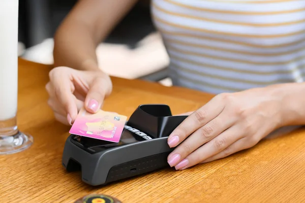 Woman Paying Credit Card Payment Terminal Table Cafe Closeup — Stock Photo, Image