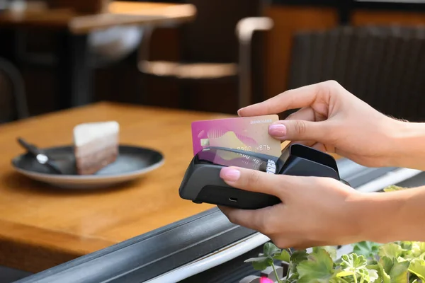 Жінка Платить Торт Кредитною Карткою Через Платіжний Термінал Кафе Крупним — стокове фото