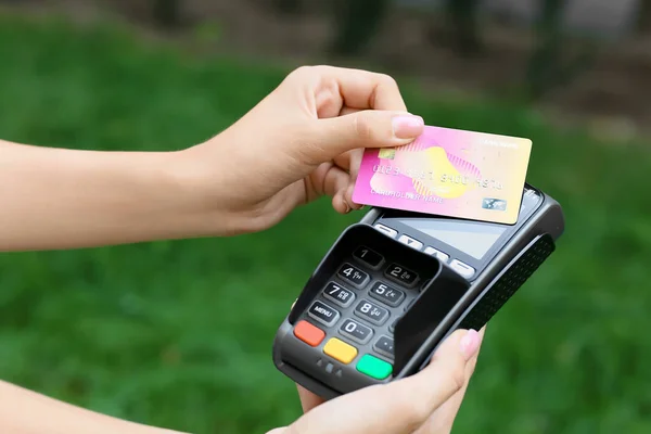 Woman Paying Credit Card Payment Terminal Outdoors Closeup — Stock Photo, Image