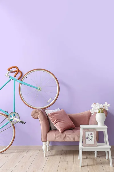 Bicycle Armchair Stepladder Flowers Vase Picture Lilac Wall — Stock Photo, Image