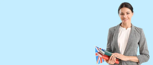 Учительница Английского Языка Книгами Флагом Великобритании Голубом Фоне Пространством Текста — стоковое фото