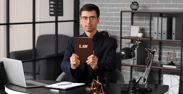 Advogado Sexo Masculino Que Trabalha Escritório — Fotografia de Stock