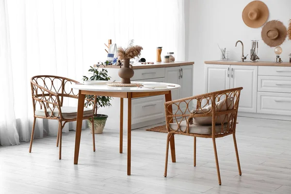 Interior Cozy Kitchen Dining Table Rattan Armchairs — ストック写真