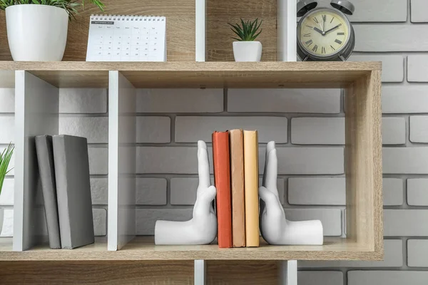 Bookcase Holder Calendar Alarm Clock Flowerpot White Brick Wall — Stock fotografie