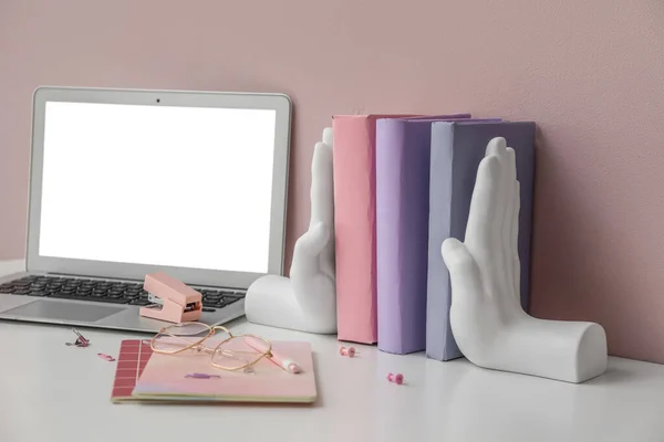 Stylish Holder Books Laptop Eyeglasses Table Pink Wall — Fotografia de Stock