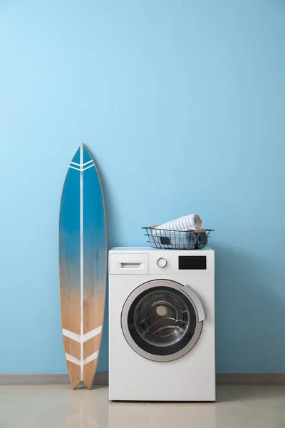 Basket Towels Washing Machine Surfboard Blue Wall — Fotografia de Stock