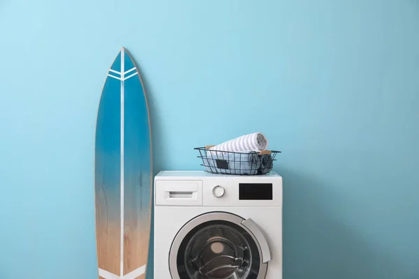 Basket Towels Washing Machine Surfboard Blue Wall — Stock Photo, Image