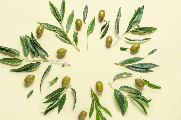 Frame Made Green Olives Leaves Beige Background — Foto Stock