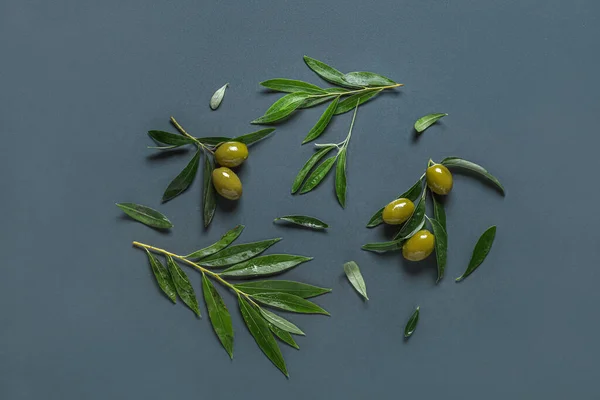 Green Olives Leaves Dark Background — Stock Photo, Image