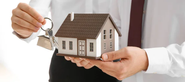 Couple Model House Key Closeup Concept Buying Property — Foto de Stock