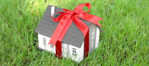 House Model Red Ribbon Green Lawn — Stock Photo, Image