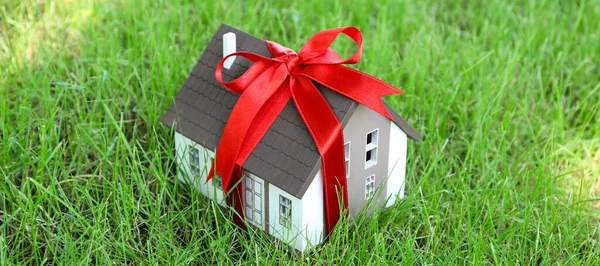 House Model Red Ribbon Green Lawn — Stock Photo, Image