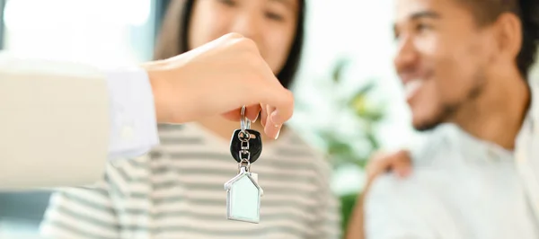 Real Estate Agent Giving Key New House Happy Couple Closeup — Stock Fotó