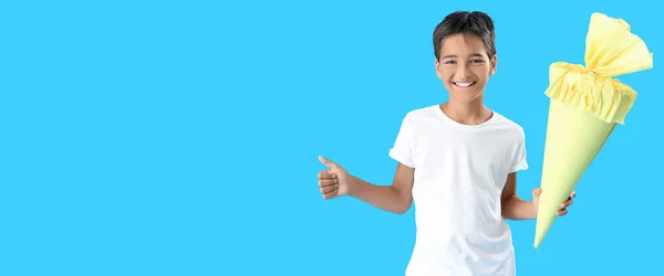 Щасливий Маленький Хлопчик Шкільним Конусом Показує Жест Великого Пальця Синьому — стокове фото