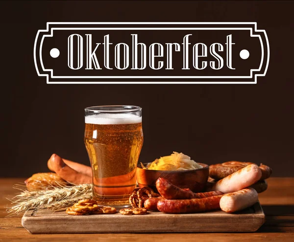 Glass Fresh Beer Barrels Table Dark Background Oktoberfest Celebration —  Fotos de Stock